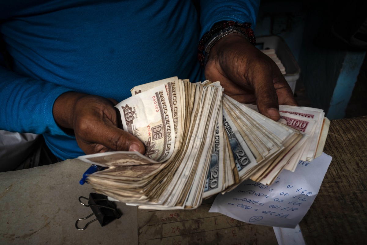 cuban-government-starts-selling-dollars-with-limits-latino-rebels